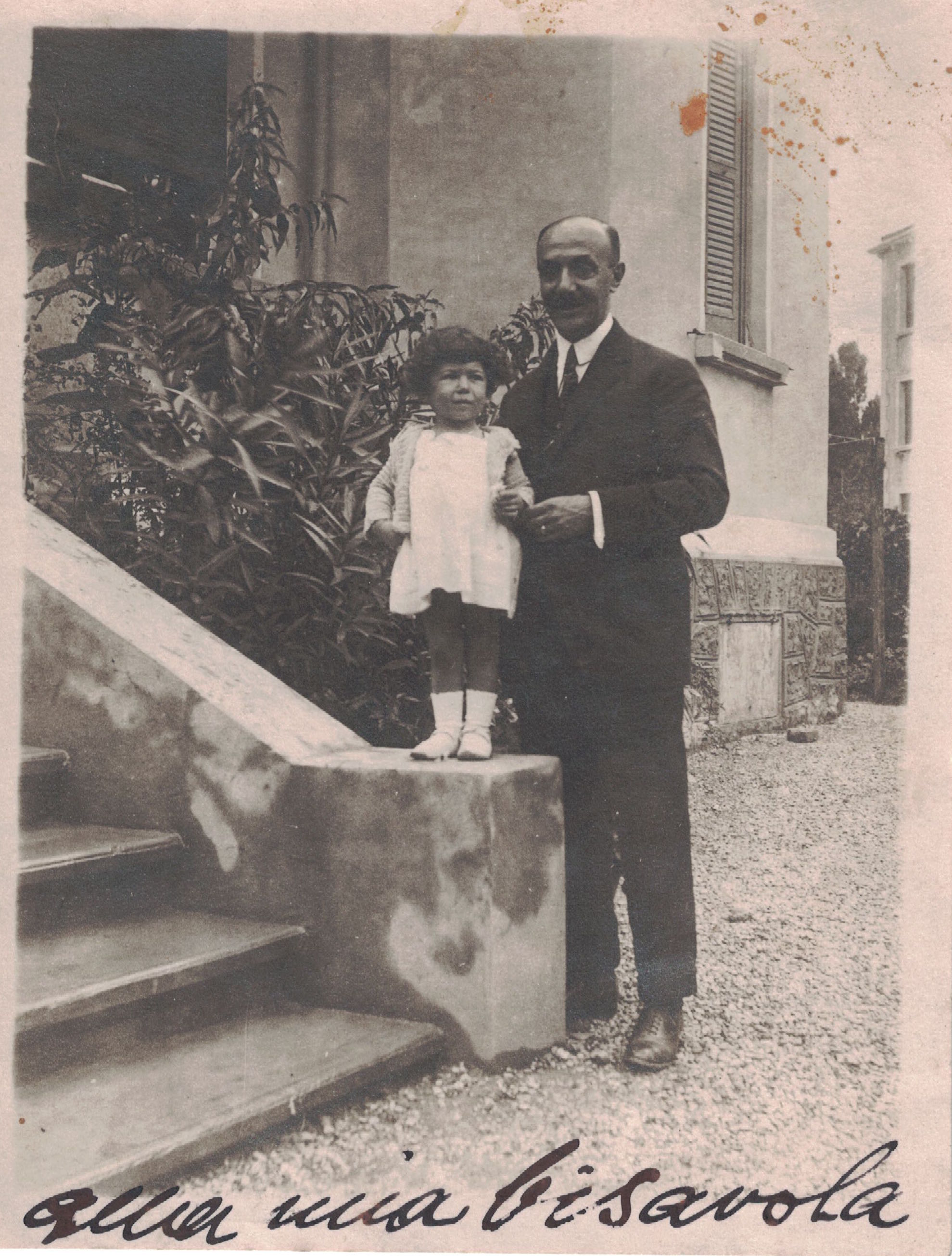 Fotografia di famiglia · dedica «Alla mia bisavola»