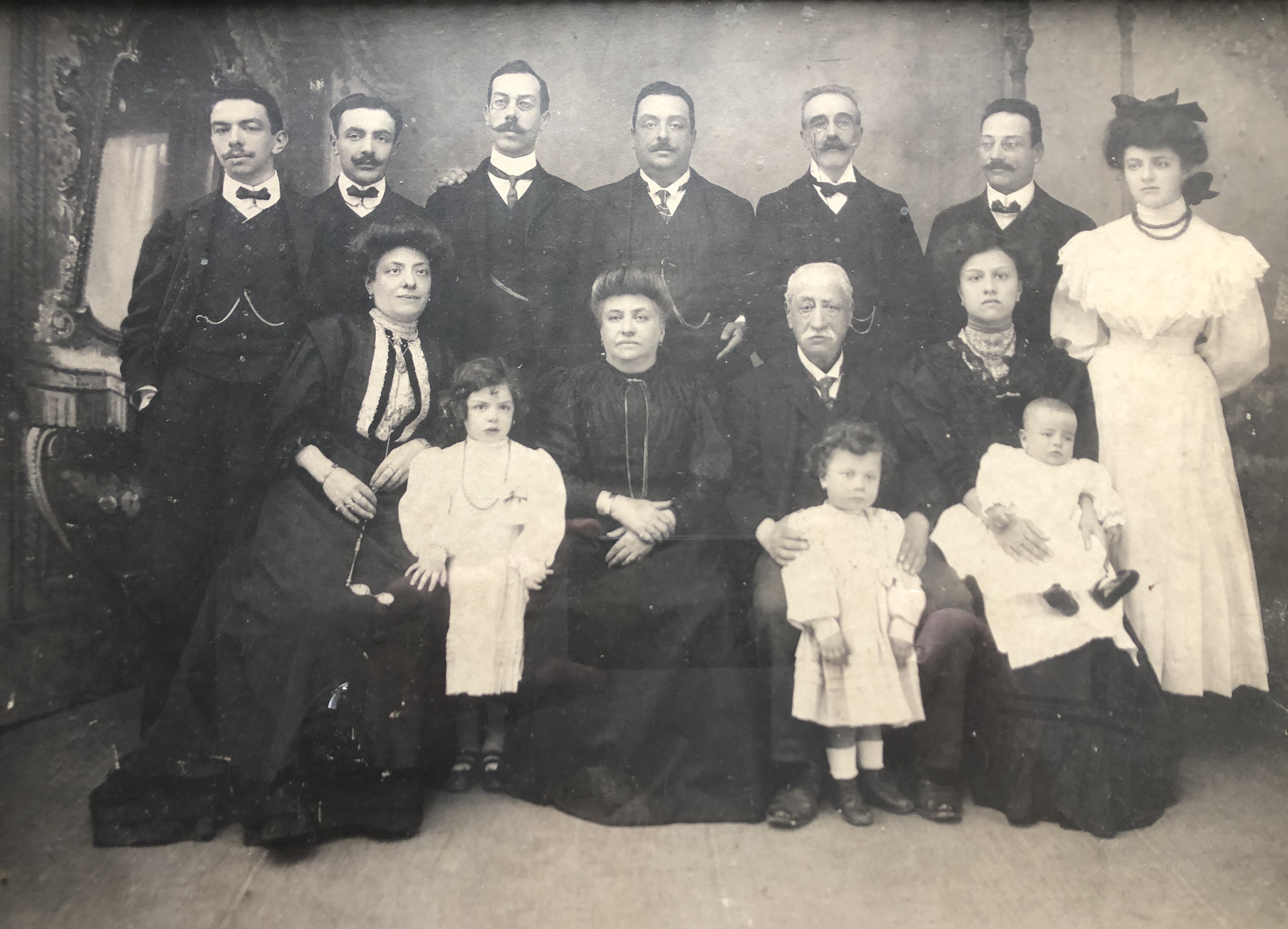 Famiglia Anau–Bassani · Carlo e Giuseppe sono i primi due in piedi da sinistra