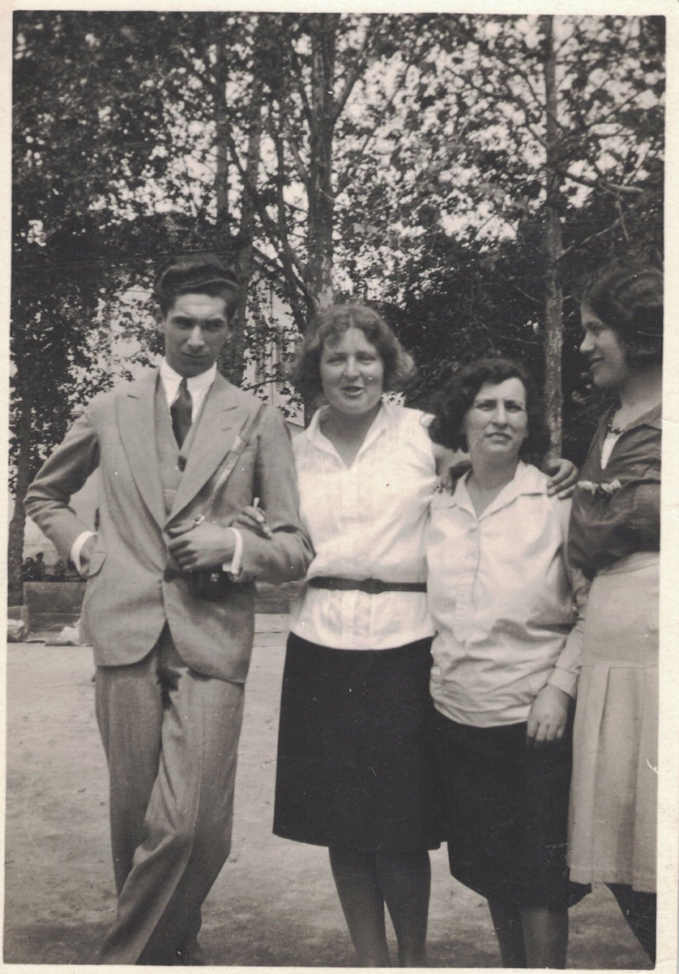 Isacco Fink con amiche · Eckert?