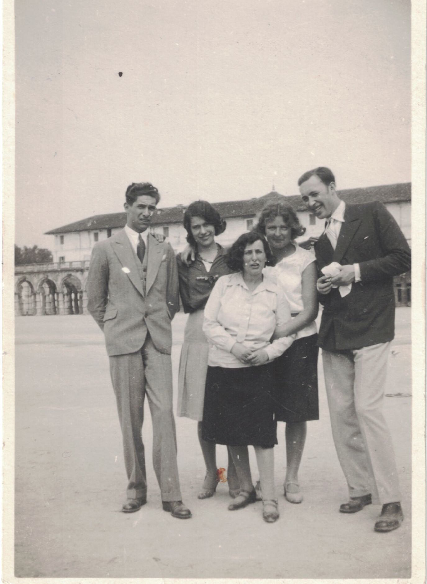 Isacco Fink con amiche e Max Eckert