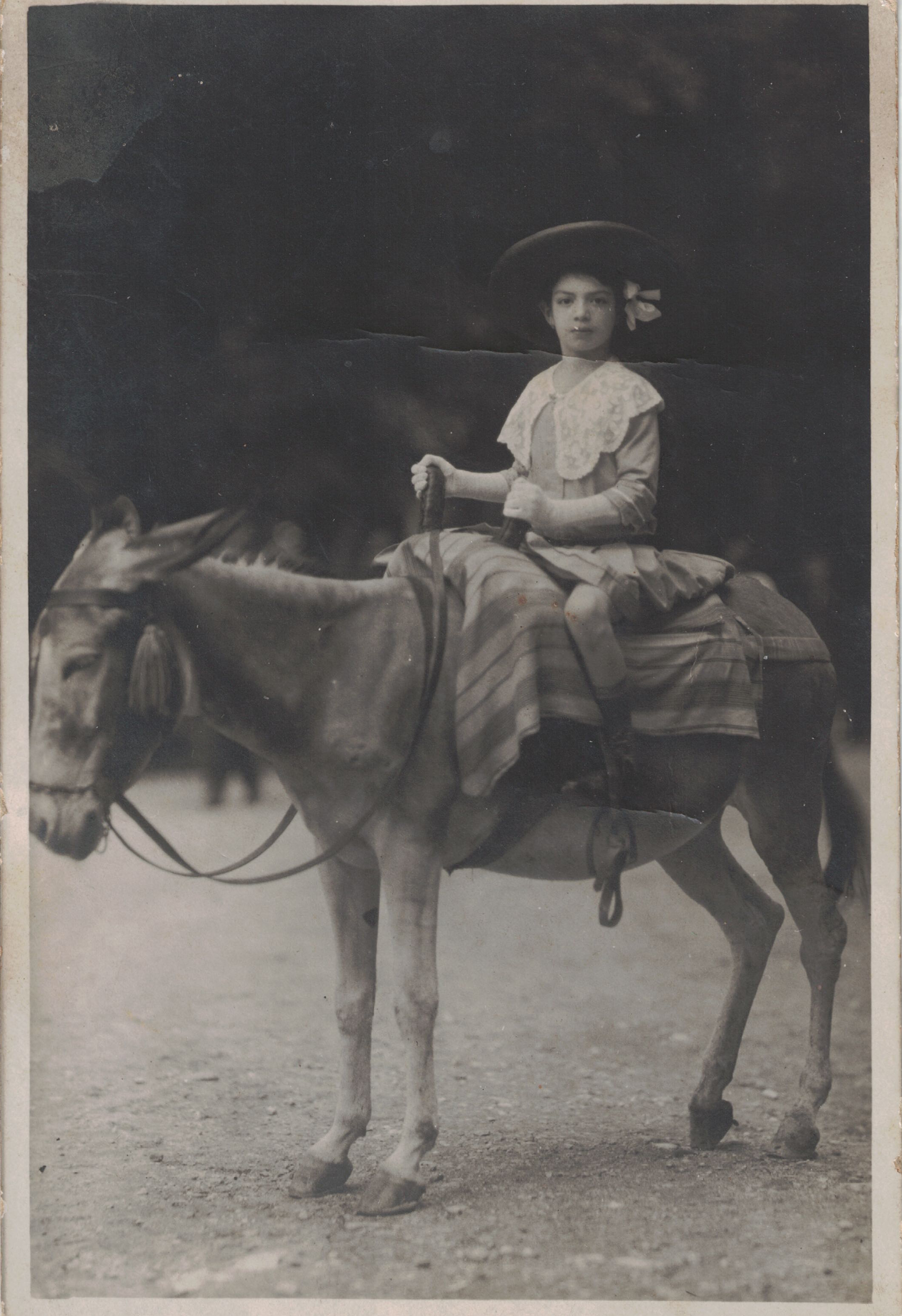 Laura Bassani sull’asino · 1913
