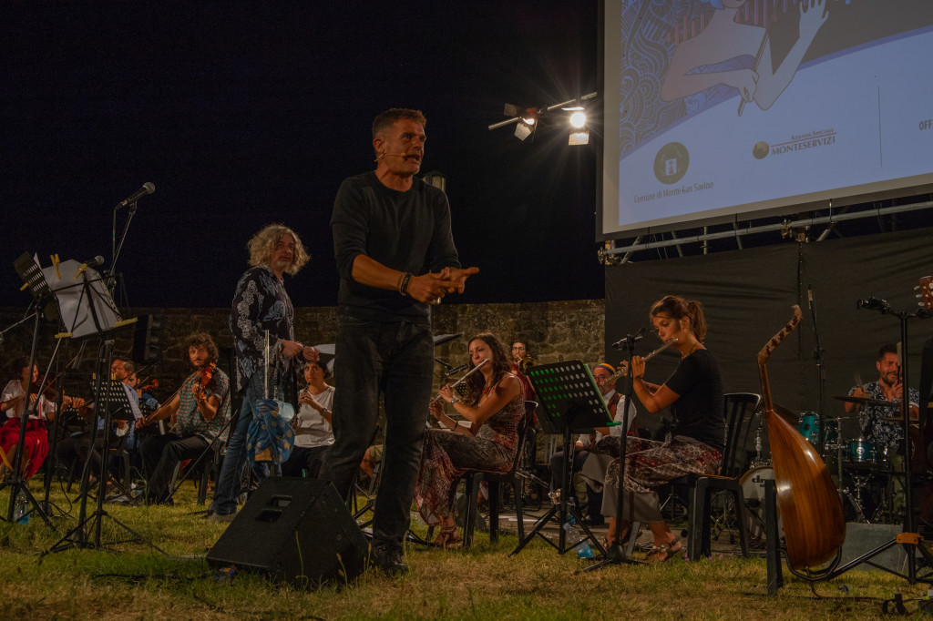 Stefano Massini ed Enrico Fink sul palco con l’Orchestra Multietnica di Arezzo