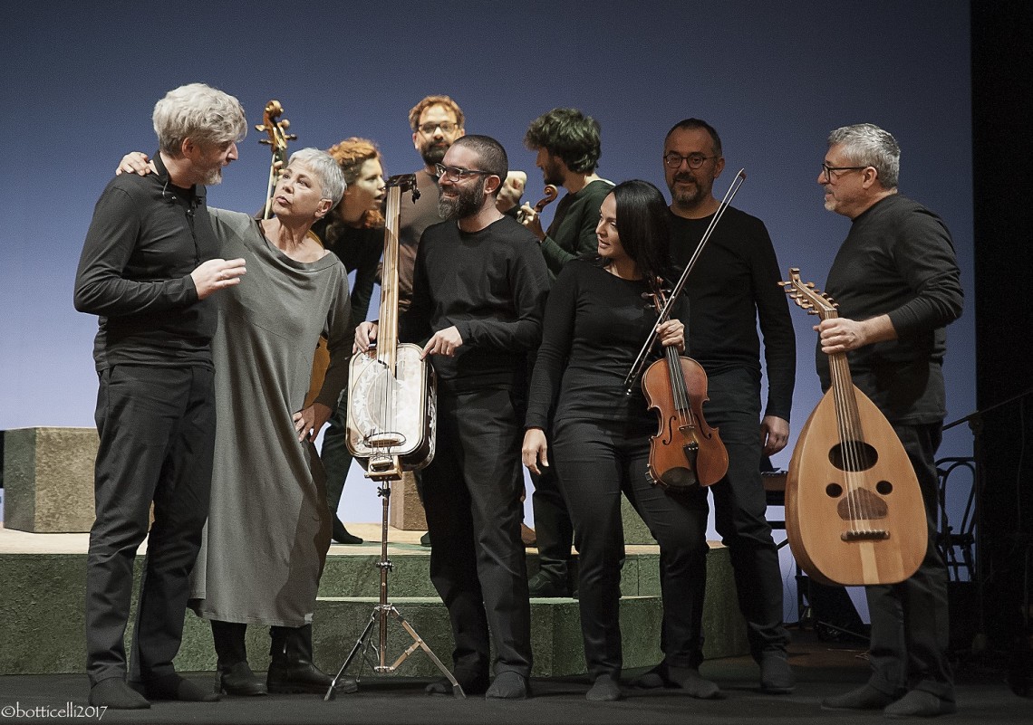 Ottavia Piccolo parla con Enrico Fink sul palco durante Occident Express